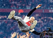 开云体育在线-阿贾克斯遭遇困境，晋级前景堪忧