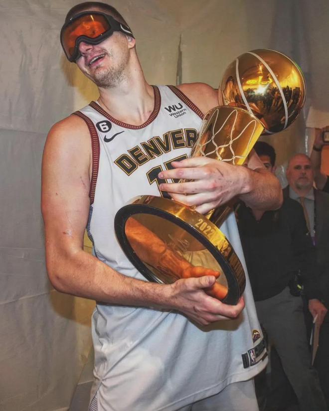 包含尼克斯强势湖人B队，约基奇打破历史纪录的词条