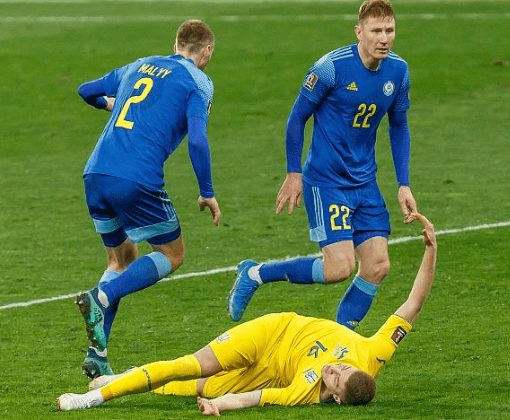 吉兰在比赛中成功化解对手射门机会