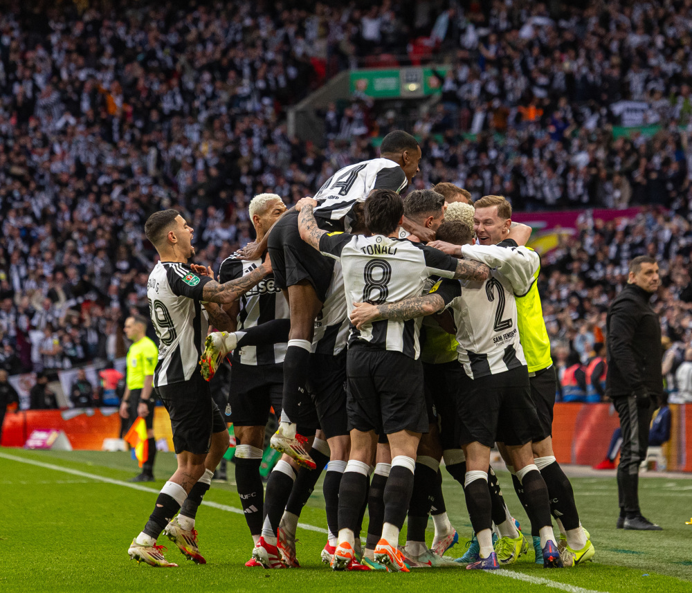 包含足球盛事报道：英格兰队获胜领先的词条