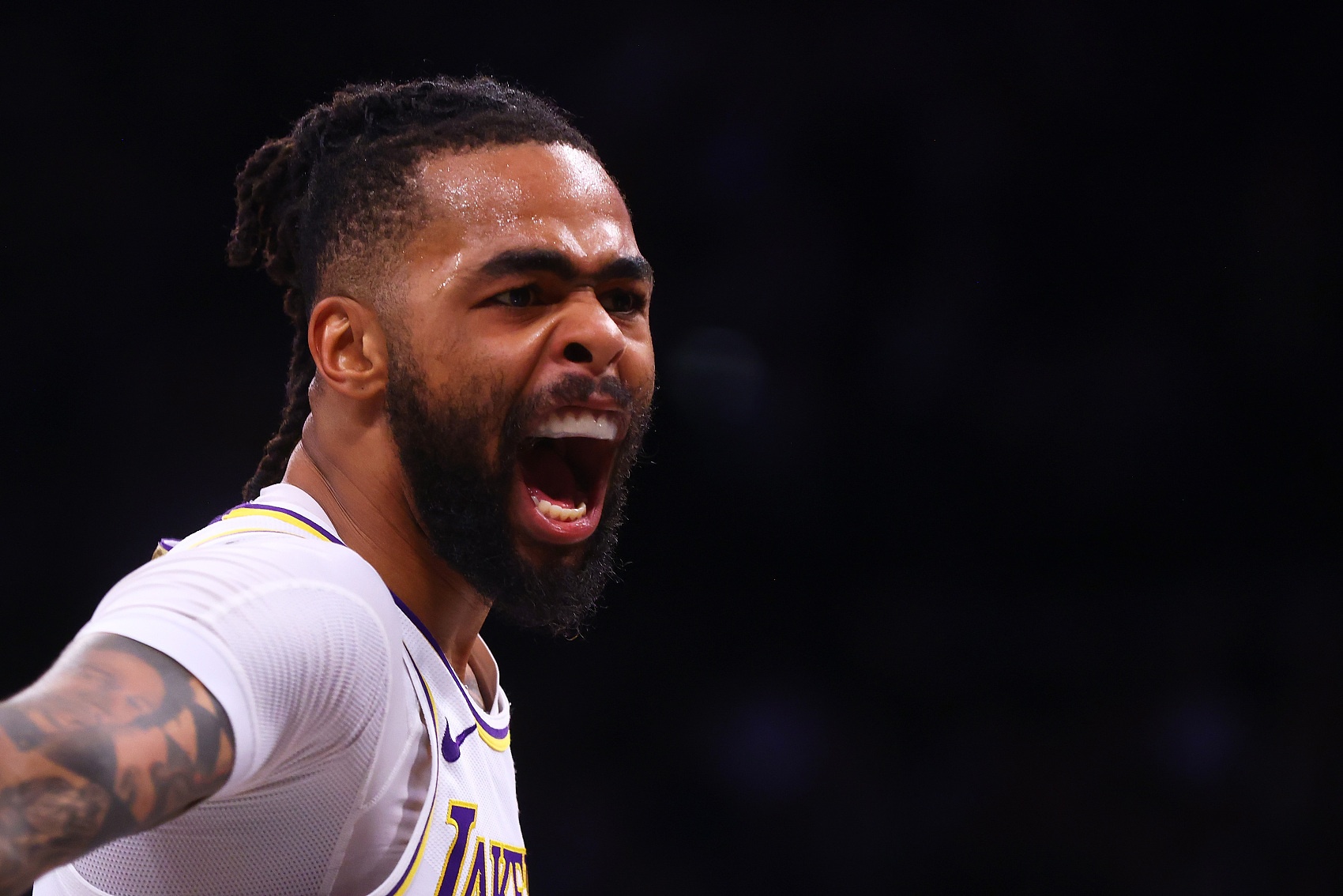 中国男篮强势雷霆，拉塞尔制霸全场的简单介绍