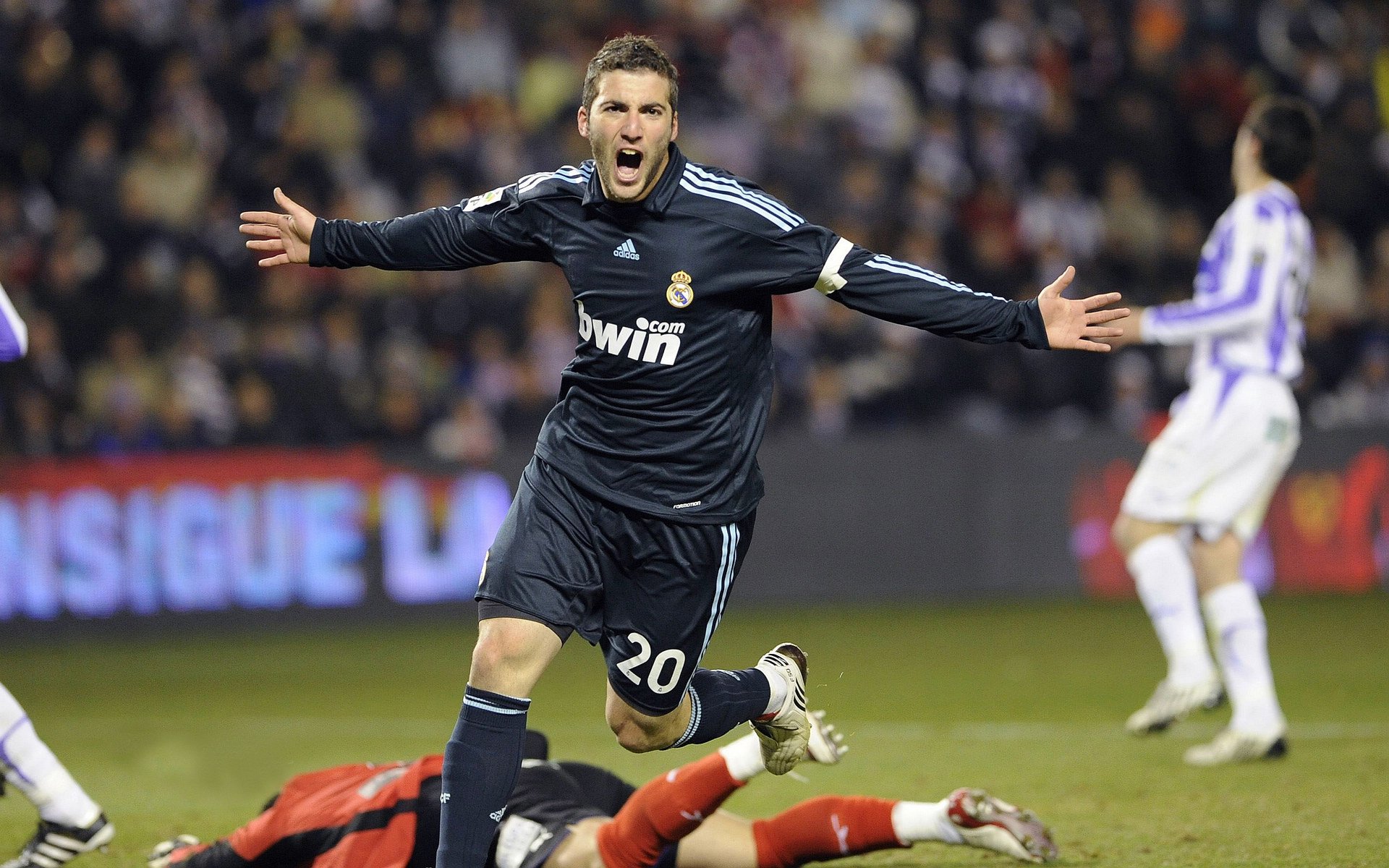 舞台与铁幕，当马丁内利的星光刺破几内亚的铜墙铁壁