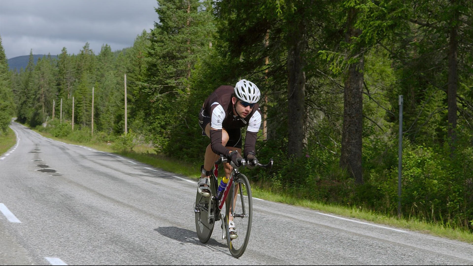 赛道上的风暴，红牛二队轻取哈斯，阿隆索状态火热再掀狂潮